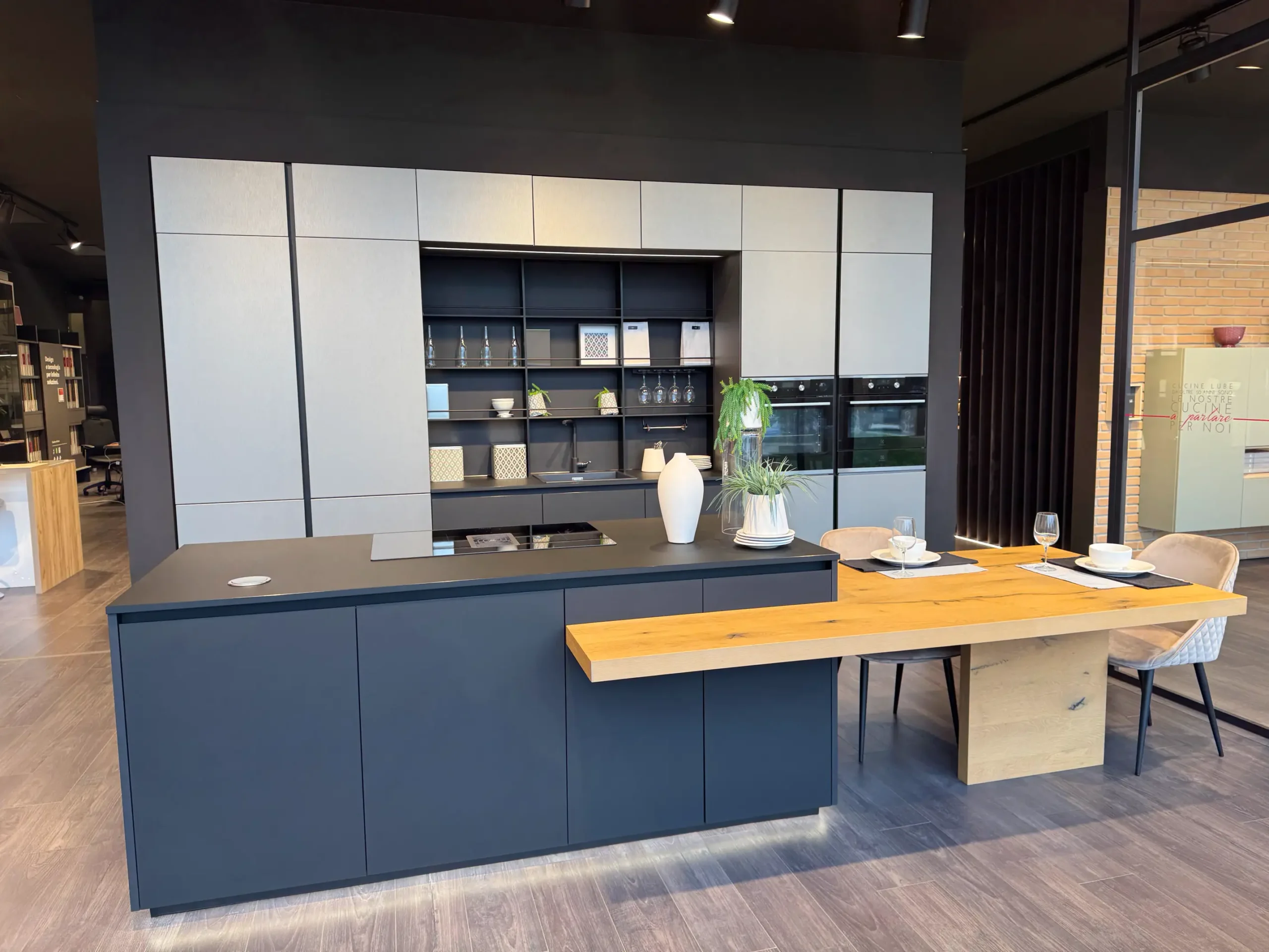 Cucina Oltre Fenix nero prezzo outlet | Cucine Lube Outlet | Creo Kitchens | Pronta Consegna