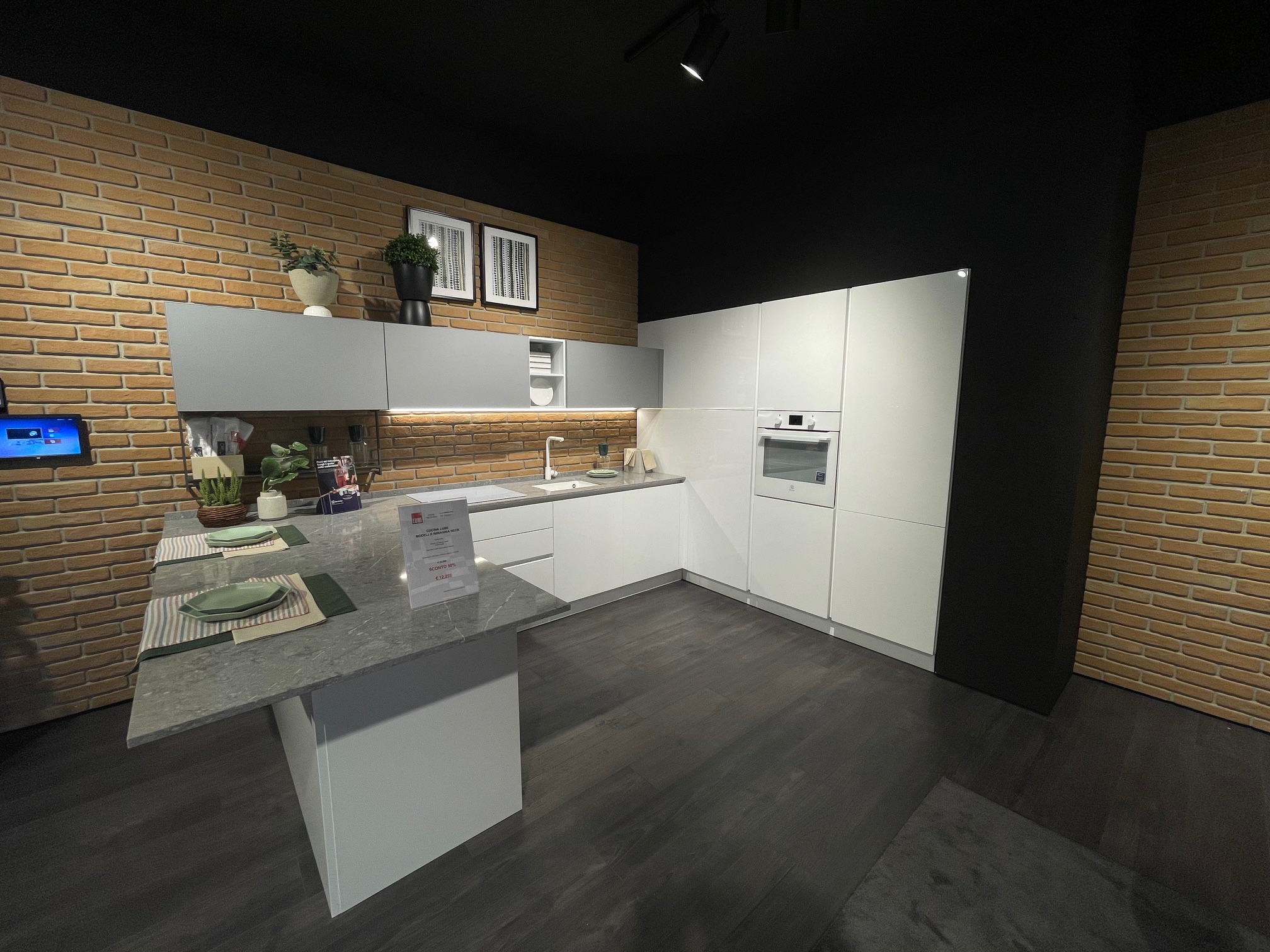 Cucina Immagina Neck Laccato Bianco Assoluto prezzo outlet | Cucine Lube Outlet | Creo Kitchens | Pronta Consegna