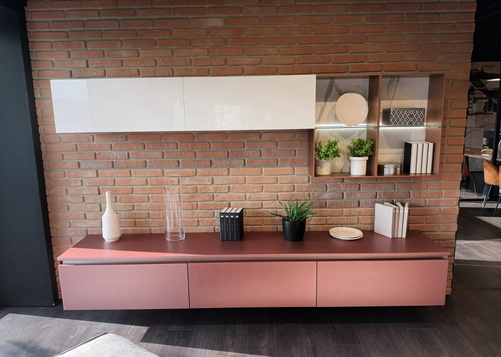 Living Lube Immagina Bianco Lucido + Rame Spazzolato prezzo outlet | Cucine Lube Outlet | Creo Kitchens | Pronta Consegna