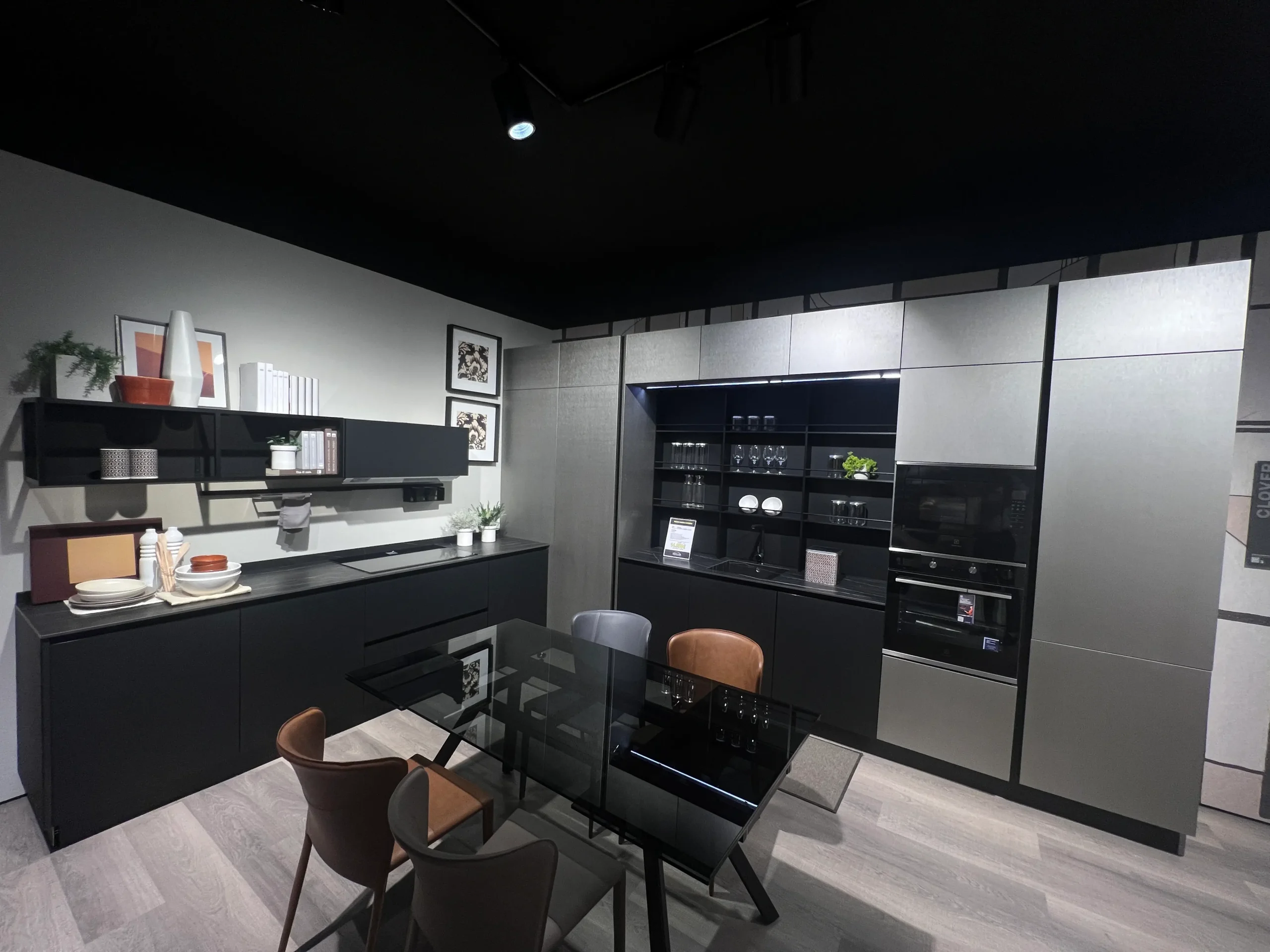 Cucina CLOVER VETRO NERO prezzo outlet | Cucine Lube Outlet | Creo Kitchens | Pronta Consegna