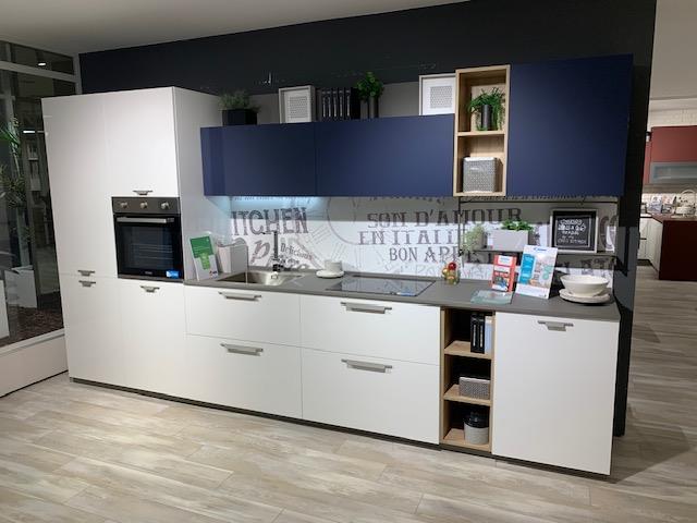 Cucina Tablet Head bianco e blu prezzo outlet | Cucine Lube Outlet | Creo Kitchens | Pronta Consegna