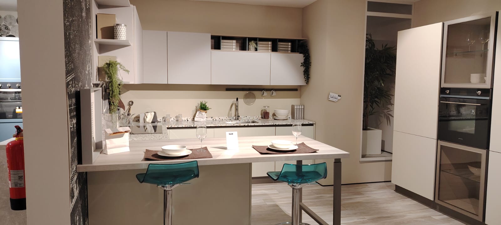 Cucina Tablet Head con colonne con vetrina prezzo outlet | Cucine Lube Outlet | Creo Kitchens | Pronta Consegna